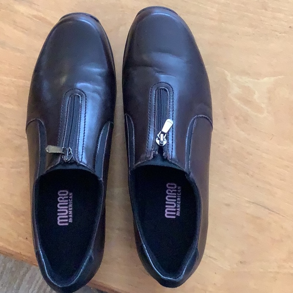 Munro woman’s walking shoe . Brown. 9.5 medium. Like new.